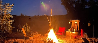 Charming 3-bedroom cabin with WiFi, AC in peaceful Ojo Caliente