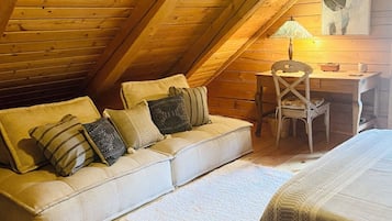 3 makuuhuonetta, työpöytä, silitysrauta/-lauta, vauvan matkasänky