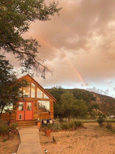 Charming 3-bedroom cabin with WiFi, AC in peaceful Ojo Caliente