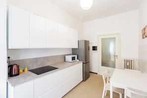 Frigorifero, microonde, forno, piano cottura