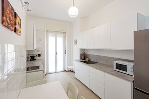 Een koelkast, een microgolfoven, een oven, een kookplaat