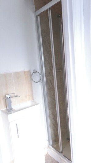 Douche, sèche-cheveux, serviettes fournies