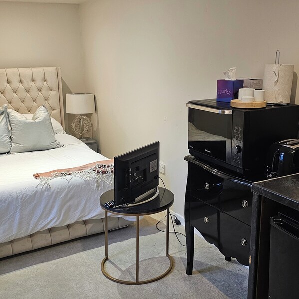 Iron/ironing board, WiFi, bed sheets