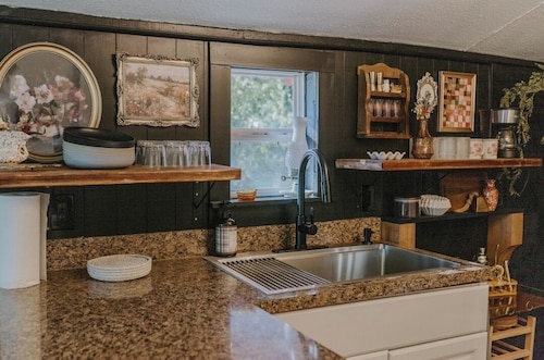 Charming micro barn offering a cozy retreat! 4 Acres, Sleeps 6, pet friendly.