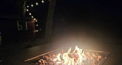 Charming micro barn offering a cozy retreat! 4 Acres, Sleeps 6, pet friendly.