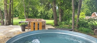 Charming micro barn offering a cozy retreat! 4 Acres, Sleeps 6, pet friendly.