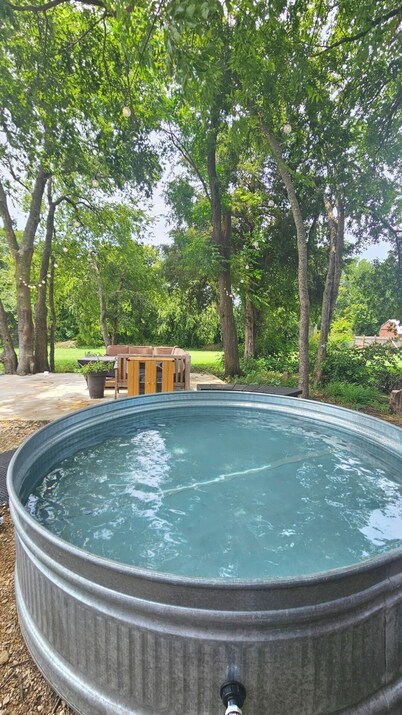 Charming micro barn offering a cozy retreat! 4 Acres, Sleeps 6, pet friendly.