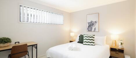 Skrivbord, arbetsyta för laptop, strykjärn/strykbräda och gratis wi-fi