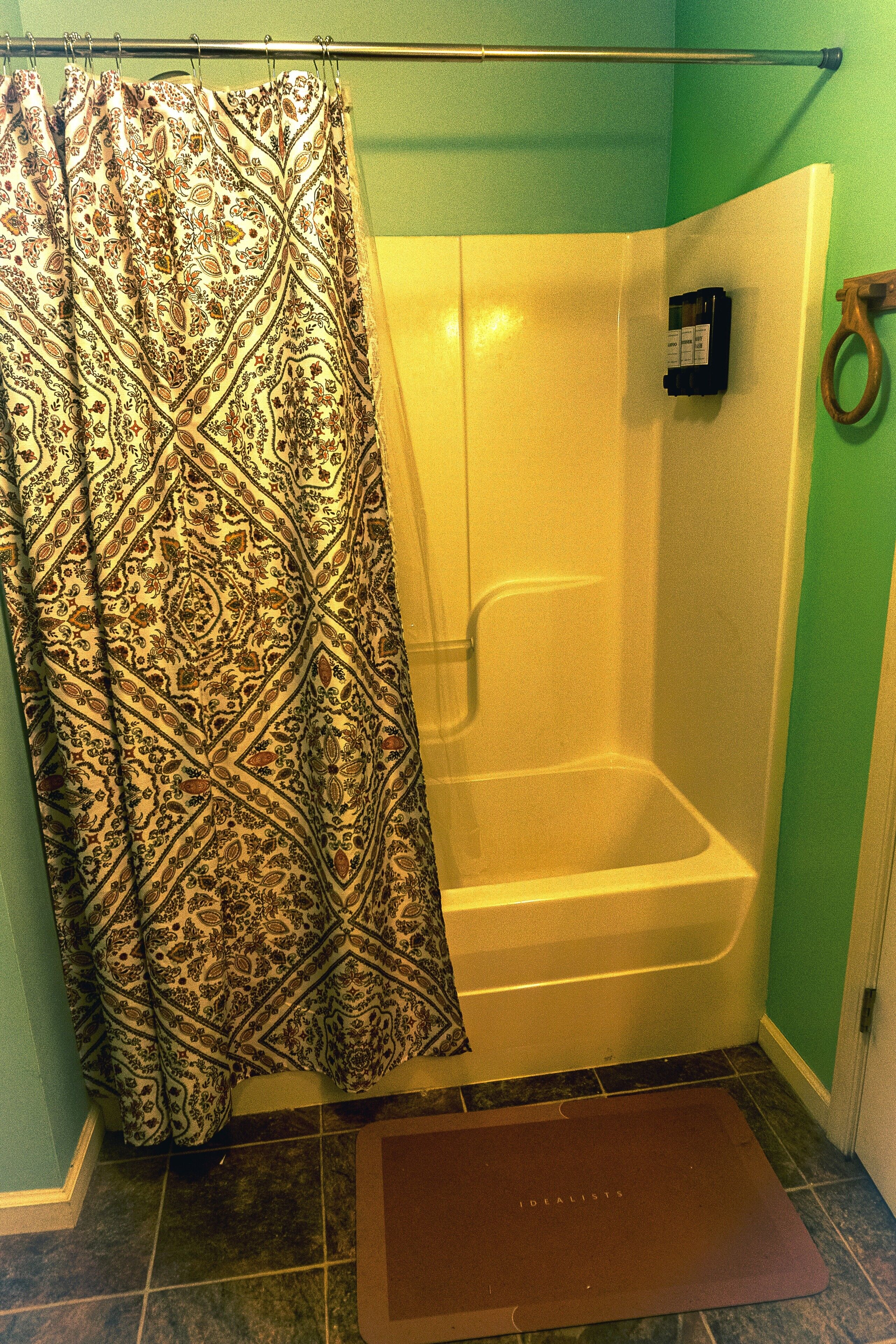 Une salle de bain avec une douche, des toilettes et une baignoire.
