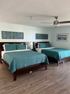 2 Schlafzimmer, Schreibtisch, Bügeleisen/Bügelbrett, Reisekinderbett