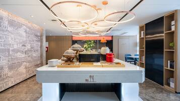 Daily buffet breakfast (CNY 38 per person)