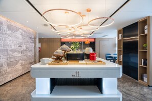 Tägliches Frühstücksbuffet gegen Gebühr