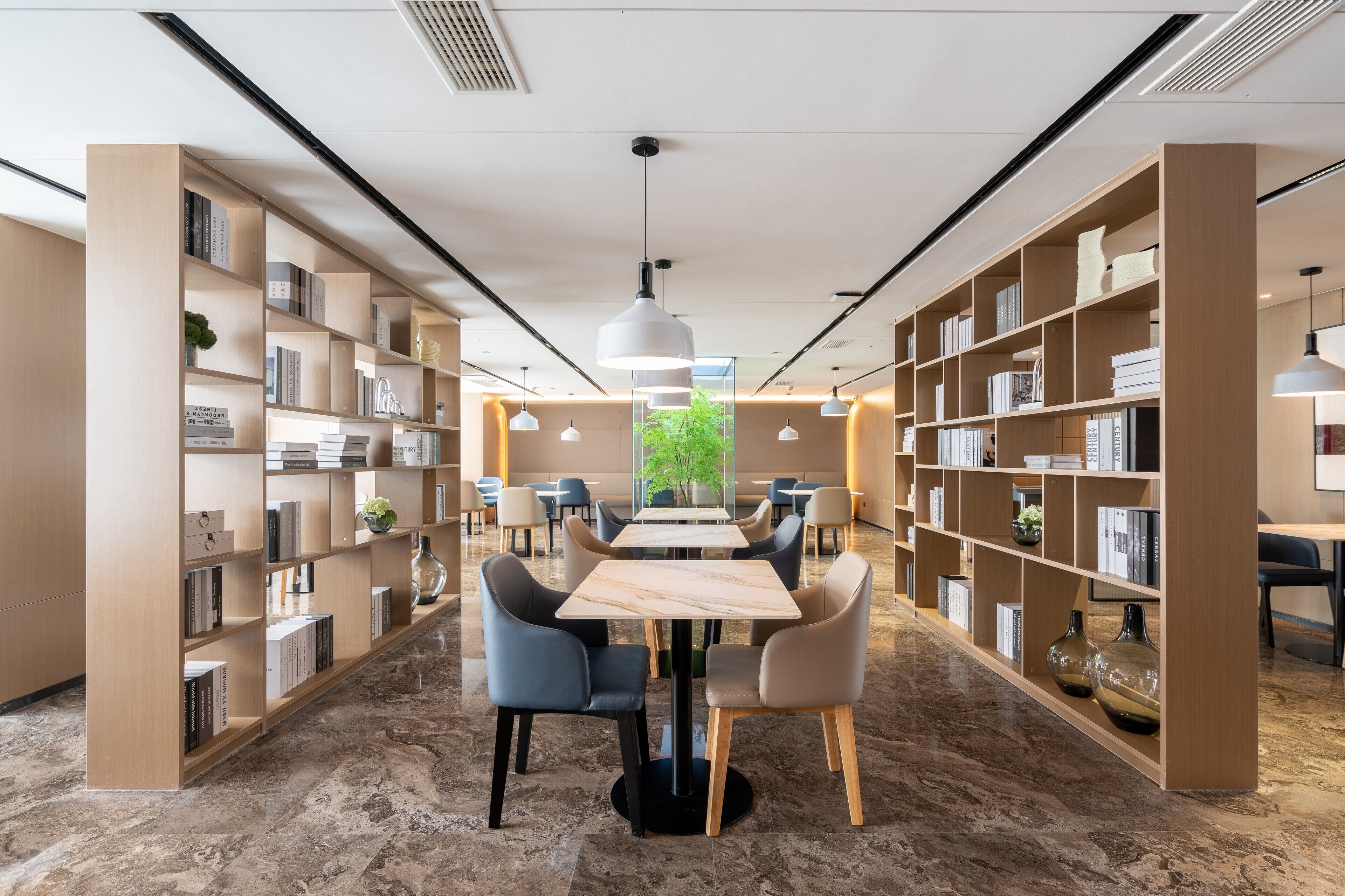 Daily buffet breakfast (CNY 38 per person)