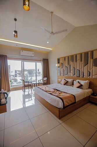 Hotel Mukut Mani Govardhan