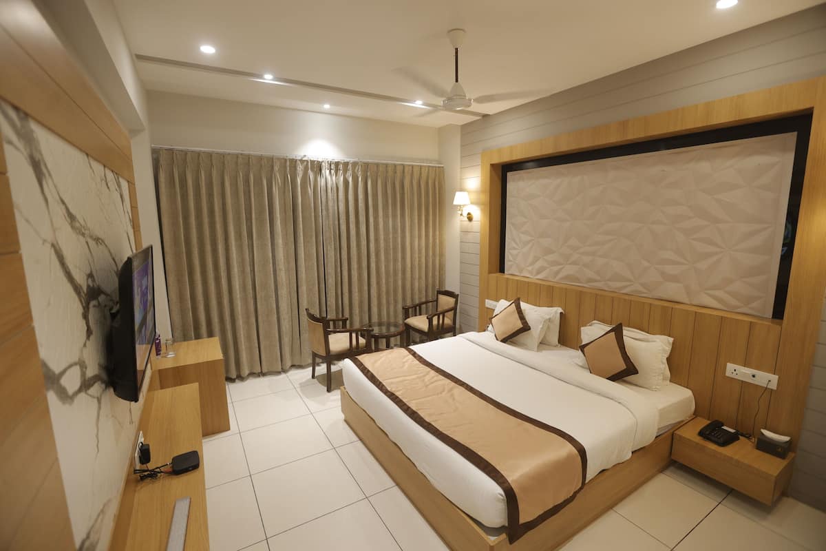 Prime Room With Balcony | Egyptian cotton sheets, premium bedding, laptop workspace, free WiFi