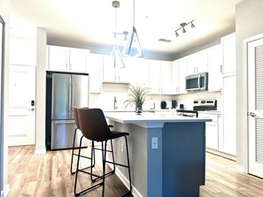 Private kitchen - Charming 1-bedroom apartment with WiFi, fitness room in Jacksonville (Jacksonville)