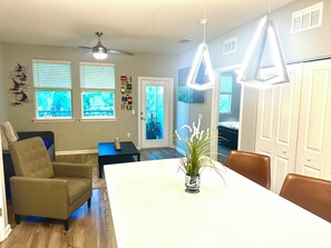 Dining - Charming 1-bedroom apartment with WiFi, fitness room in Jacksonville (Jacksonville)