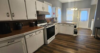 Historic Downtown Craftsman, 3br/2ba with a yard