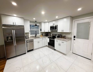 Fridge, microwave, stovetop, dishwasher