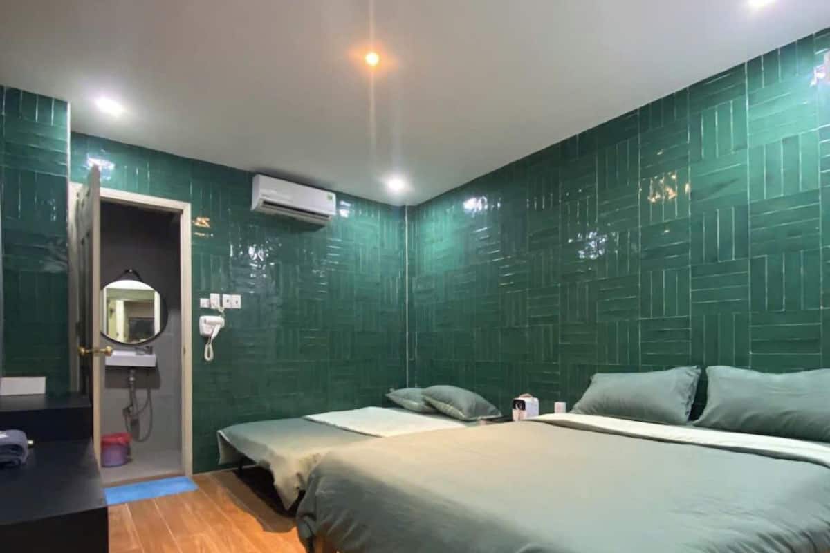 Une chambre à coucher avec un lit, un bureau et un miroir.