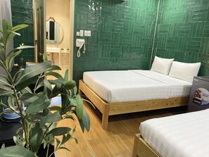 Economy Quadruple Room | Bathroom | Free toiletries, hair dryer, slippers, towels - Papaya Hotel & Café 2 (Ho Chi Minh City)