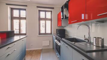 Kühlschrank, Mikrowelle, Ofen, Herdplatte