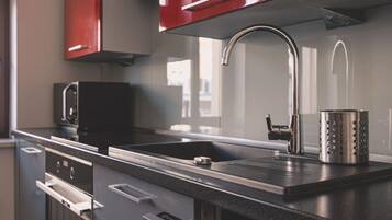 Kühlschrank, Mikrowelle, Ofen, Herdplatte