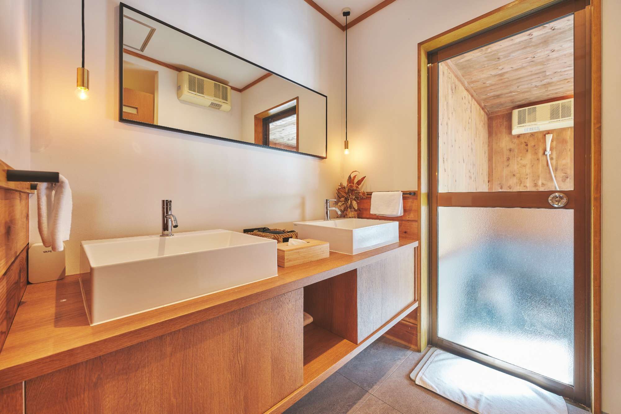 Shower, hair dryer, towels, shampoo