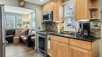 Een koelkast, een magnetron, een oven, een kookplaat