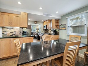 Dining - Spacious 7-bedroom house in charming Spray Beach with WiFi, AC. Oceanside (Long Beach Island)