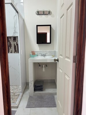 Dusche, Haartrockner, Handtücher, Seife