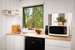 Fridge, microwave, stovetop, coffee/tea maker - HeartStone Hill by Tiny Away (Castlemaine)