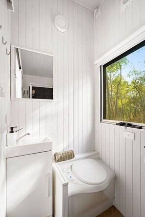 Douche, sèche-cheveux, serviettes fournies