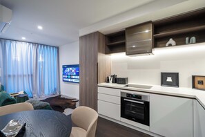 Réfrigérateur, micro-ondes, four, plaque de cuisson