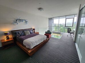 1 slaapkamer, een bureau, een strijkplank/strijkijzer, beddengoed