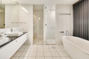 Hårtork, handdukar, tvål och toalettpapper