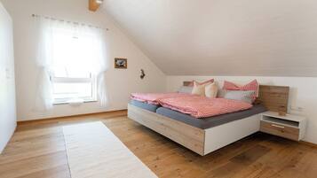 2 chambres, bureau, fer et planche Ă repasser, lit parapluie