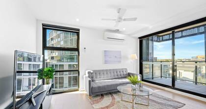 Modern St Kilda 2BR private parking & tram access