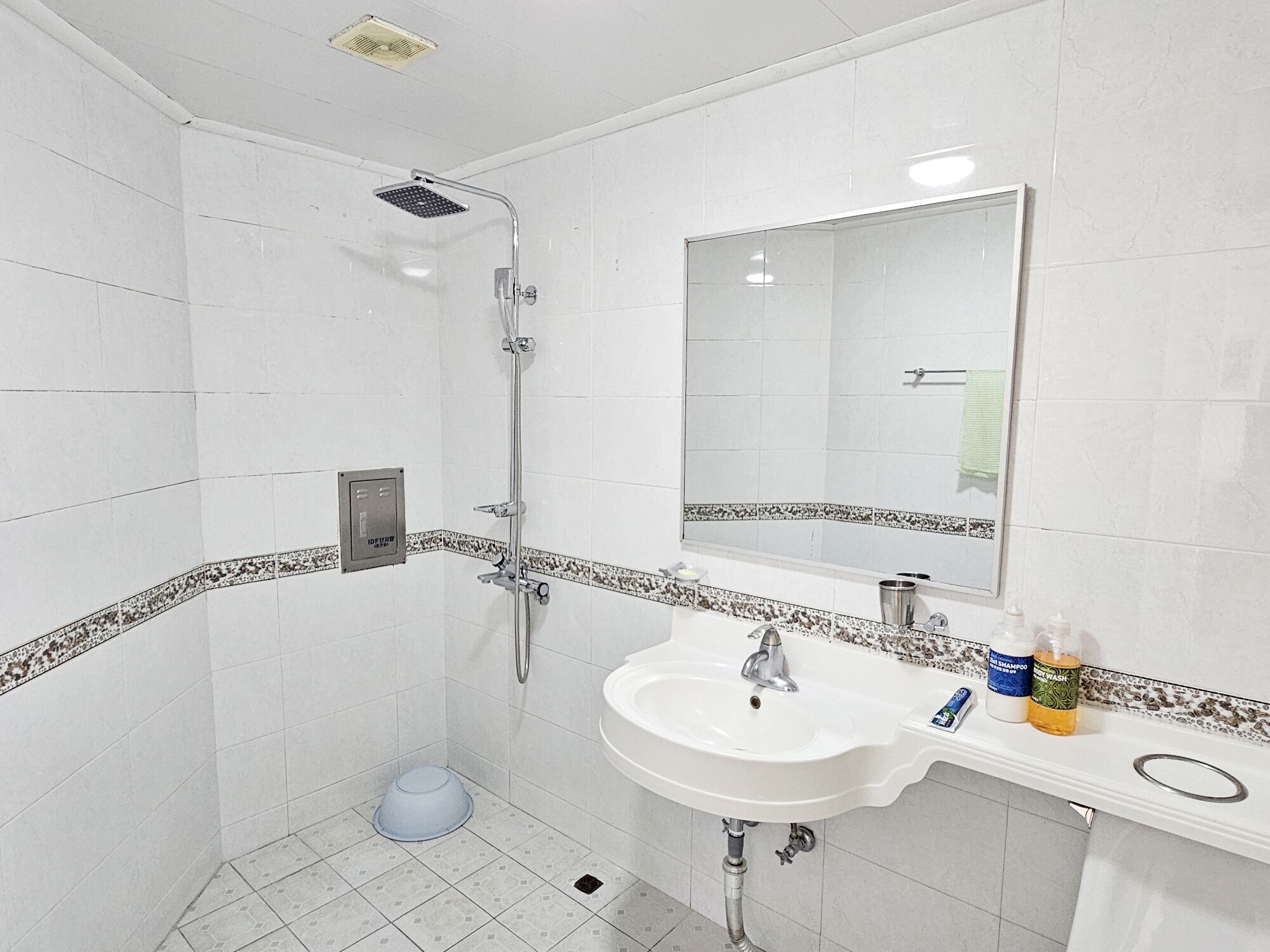 20PY Ocean Suite | Bathroom | Shower, hair dryer, towels, soap