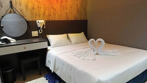 A hotel room with a bed, a desk with a telephone, and a mirror. - Japan Luna Hotel Binh Duong -BAYLUXURY (Ho Chi Minh City)