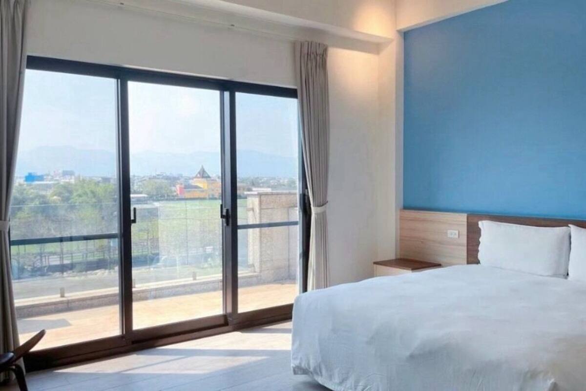 Quarto casal conforto, sacada | Escrivaninha, cortinas blackout, Wi-Fi de cortesia
