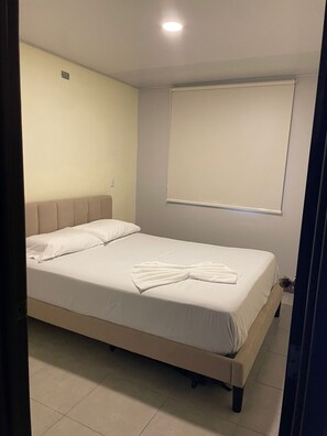 Apartamento Deluxe, balcón, vistas al patio | 3 dormitorios, cortinas opacas, sistema de insonorización