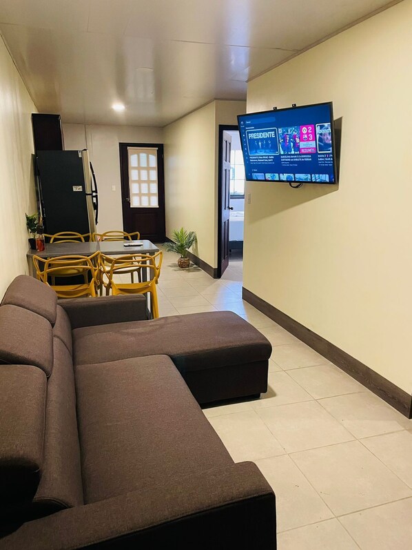 Apartamento Deluxe, balcón, vistas al patio | Zona de estar | Una televisión de pantalla plana