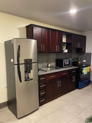 Apartamento Deluxe, balcón, vistas al patio | Cocina privada