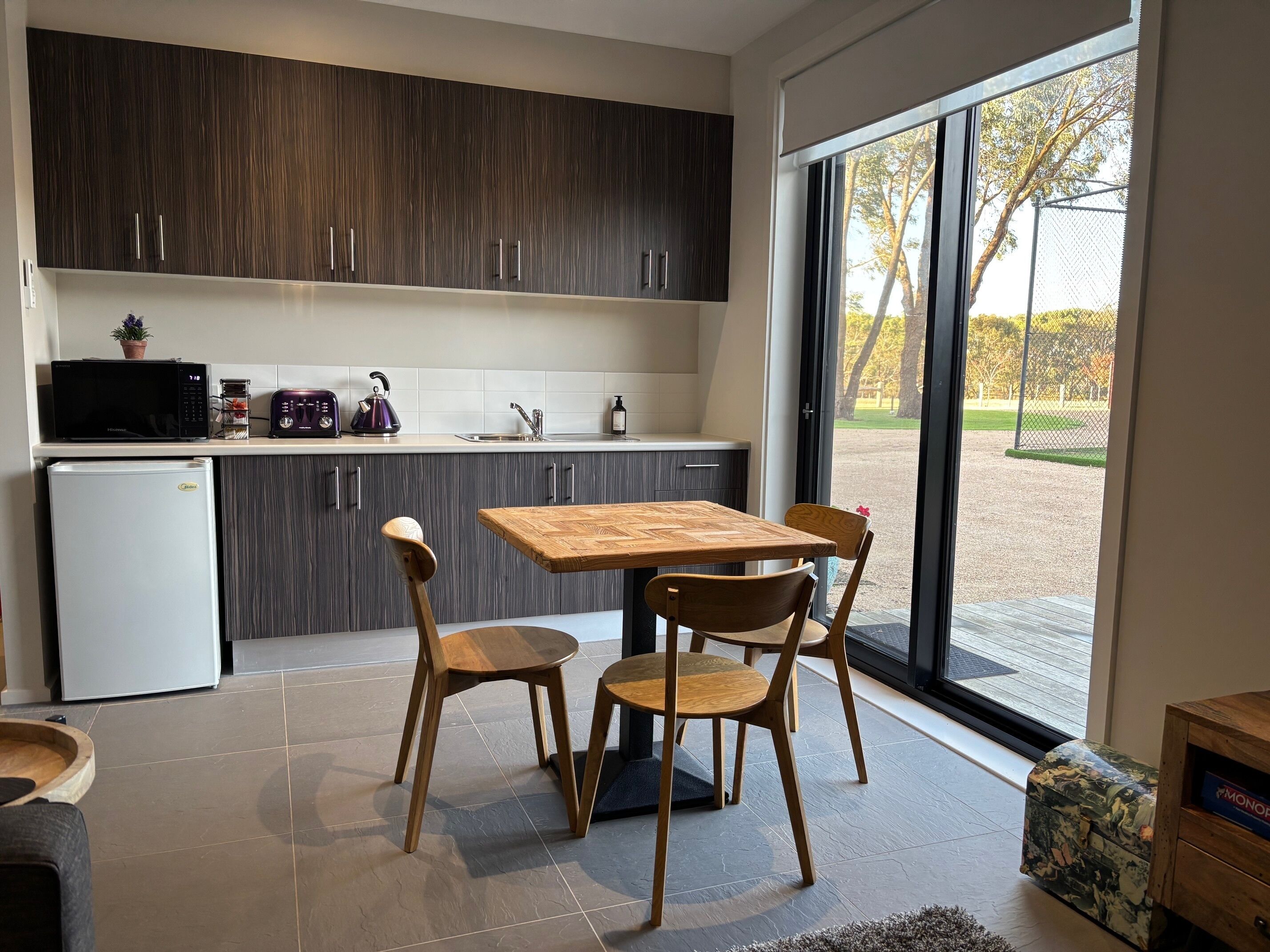 Réfrigérateur, micro-ondes, cafetière/bouilloire, bouilloire électrique