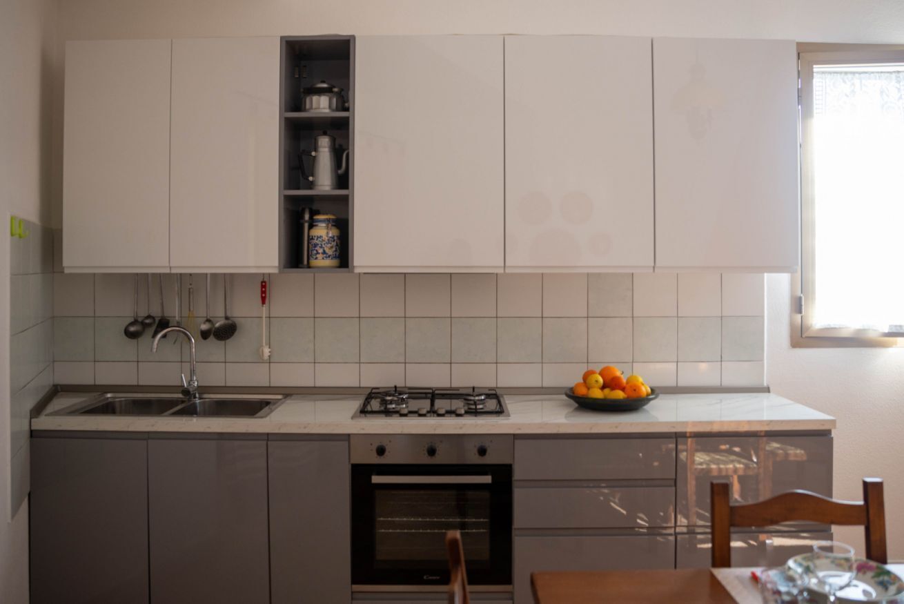 Kühlschrank, Ofen, Herdplatte, Kochgeschirr/Geschirr/Besteck