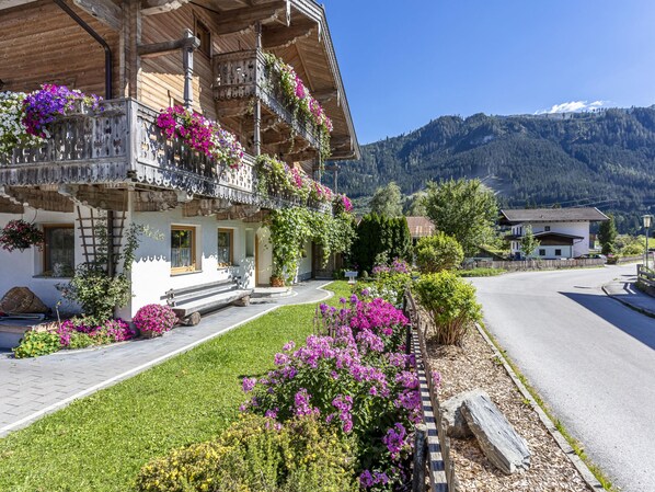 Property grounds - Apartment combination in Bramberg with balcony (Bramberg am Wildkogel)