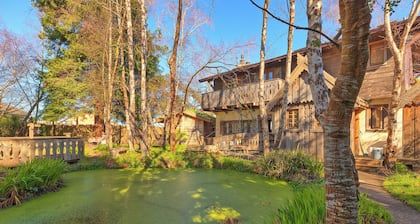 The Abode at 124°West -Ultra Comfortable and Stylish Arcata Retreat