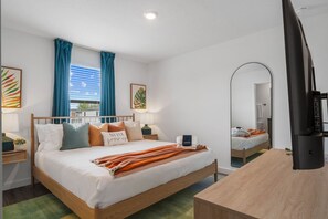 3 soverom, skrivebord, strykejern/-brett og reiseseng for barn