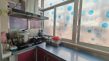 大型雪櫃/冰箱、微波爐、廚房用具/餐具/器皿